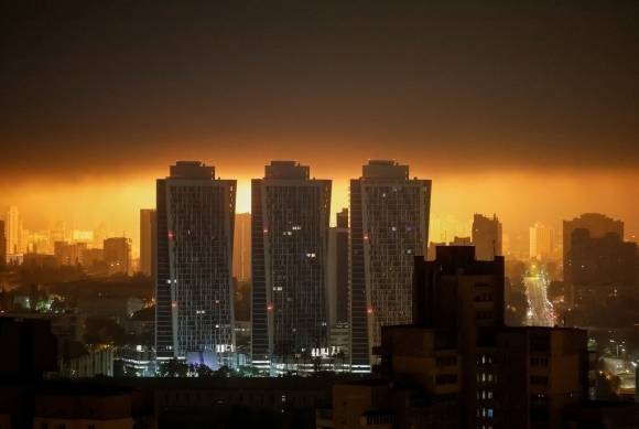 지난 25일(현지시간) 러시아의 드론이 우크라이나 수도 키이우를 공습하면서 도시 상공이 폭발로 밝아진 모습. 로이터 연합뉴스
