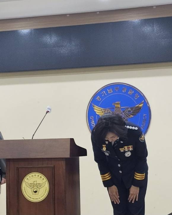 28일 강은미 화성동탄경찰서장이 경기남부경찰청에서 지난 12일 벌어진 납치, 살인사건에 대해 사과하고 있다. 뉴시스