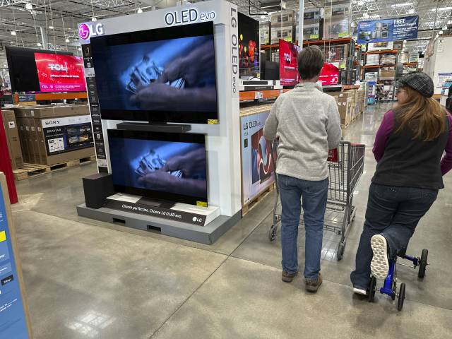 미국 콜로라도주 콜로라도 스프링의 코스트코매장에서 소비자들이 진열된 TV 옆을 지나고 있다. AP연합뉴스