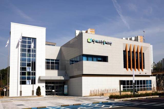 국내 최초로 제로에너지 1등급을 획득한 공공건축물인 왕배푸른숲도서관. 연합뉴스