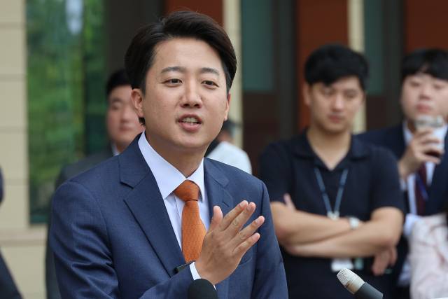 이준석 개혁신당 대선 후보가 27일 서울 여의도 국회에서 국민의힘 김문수 후보와의 단일화에 대한 거부 입장을 거듭 밝힌 뒤 취재진의 질문에 답하고 있다. 연합뉴스