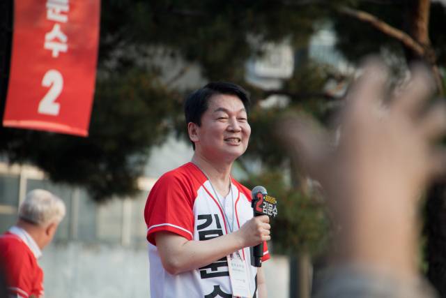 26일 오후 서울 도봉구 방학사거리에서김문수 국민의힘 대통령선거 후보의 노원·도봉·강북 집중유세에 나서기 전 안철수 의원이 지원연설을 하고 있다. 성형주 기자