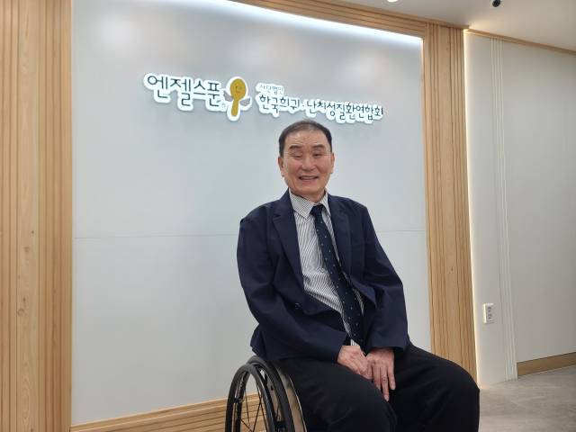 김재학 한국희귀난치성질환연합회장이 인터뷰를 마친 후 포즈를 취하고 있다.