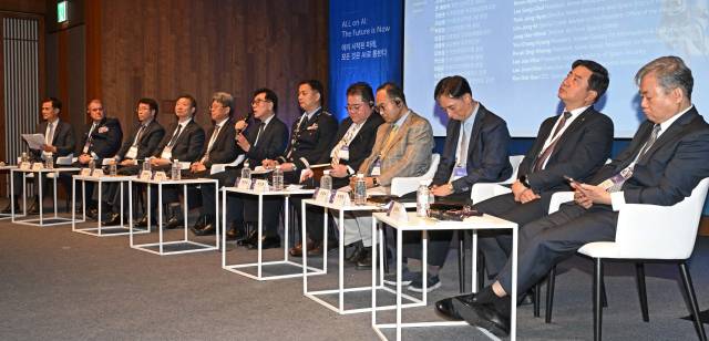 28일 서울 중구 신라호텔에서 열린 서울포럼 2025의 부대 행사 서경우주포럼에서 고광본 서울경제신문 논설위원·선임기자를 좌장으로 패널들이 대담하고 있다. 고광본(왼쪽부터) 서울경제신문 논설위원·선임기자, 존 패트릭 주한 미우주군 사령관, 권현준 우주항공청 우주항공정책국장, 이상철 한국항공우주연구원장, 박장현 한국천문연구원장, 임종인 대통령실 사이버특별보좌관, 정해욱 공군본부 우주센터장, 유창경 한국항공우주학회장, 곽신웅 한국국방우주학회장, 이재우 한국우주안보학회장, 이준원 한화에어로스페이스 전무, 김덕수 스페이스맵 대표(한양대학교 교수). 조태형 기자