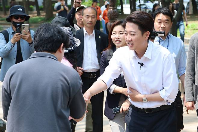 이준석 개혁신당 대선 후보가 5월28일 서울 여의도공원에서 점심시간을 이용해 산책 나온 직장인 유권자들을 만나며 지지를 호소하고 있다. ⓒ연합뉴스