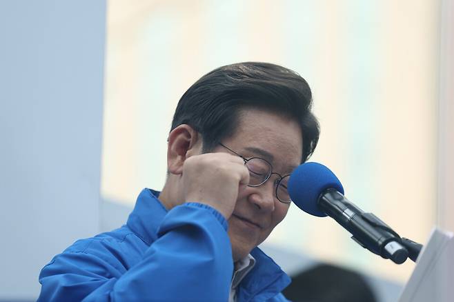 이재명 더불어민주당 대선 후보가 28일 서울 광진구 어린이대공원 정문 앞에서 열린 광진구·중랑구 집중 유세에서 주먹을 불끈 쥐고 있다. ⓒ연합뉴스