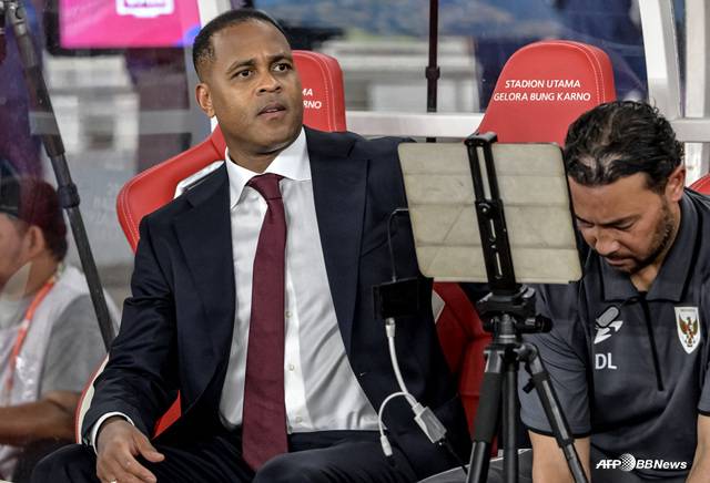 패트릭 클루이베르트 인도네시아 대표팀 감독(왼쪽). /AFPBBNews=뉴스1