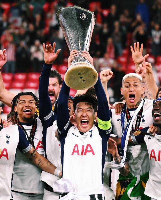 토트넘 주장 손흥민(가운데)이 지난 22일 스페인 빌바오에서 열린 2024~2025 UEFA 유로파리그 우승 직후 트로피를 들고 세리머니를 하고 있다. /사진=손흥민 SNS 캡처