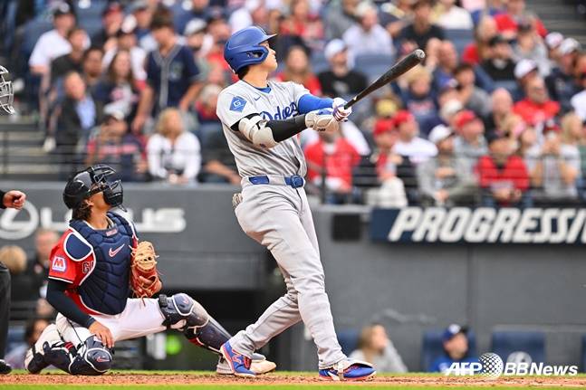 LA 다저스 오타니 쇼헤이(오른쪽)가 28일 클리블랜드 가디언스전 4회초 좌월 투런 홈런을 날리고 있다. /AFPBBNews=뉴스1