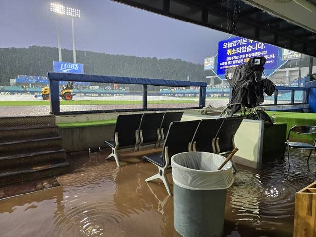 28일 롯데-삼성전이 열린 대구 삼성 라이온즈 파크의 1루 쪽 더그아웃에 물이 들어찼다. /사진=롯데 자이언츠 제공