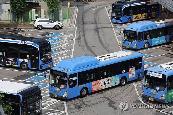 차고지에 대기 중인 서울 시내버스 (서울=연합뉴스) 임병식 기자 = 서울 시내버스 파업 예고일을 하루 앞둔 27일 서울시의 한 공영차고지에서 버스들이 운행을 준비하며 대기하고 있다. 2025.5.27 andphotodo@yna.co.kr