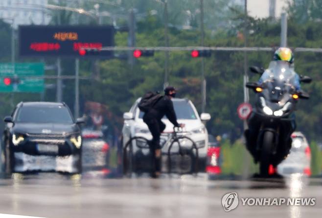 어느새 성큼 다가온 여름 (서울=연합뉴스) 김도훈 기자 = 전국적으로 초여름 날씨를 보인 27일 서울 영등포구 여의대로 위로 지열에 의한 아지랑이가 피어오르고 있다.
이번 주는 낮 기온이 지속적으로 오르다 금요일에는 서울 지역 낮 최고 기온이 29도에 달할 것으로 예상된다. 2025.5.27 superdoo82@yna.co.kr