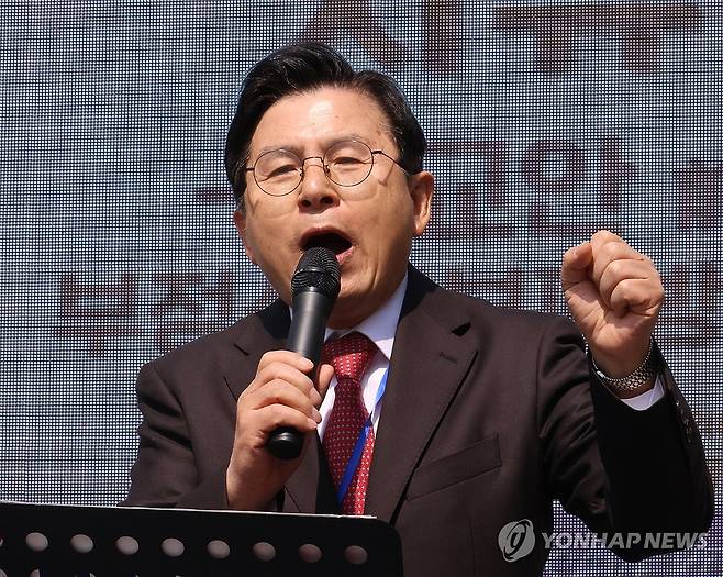 탄핵 반대 집회 참석한 황교안 (청주=연합뉴스) 이성민 기자 = 황교안 전 국무총리가 22일 오전 청주 충북도청 앞에서 열린 보수 기독교 단체 세이브코리아의 '국가비상기도회'에 참석해 발언하고 있다. 2025.3.22 chase_arete@yna.co.kr