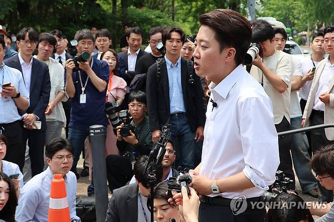 취재진 질문에 답하는 이준석 후보 (서울=연합뉴스) 김주성 기자 = 개혁신당 이준석 대선 후보가 사전투표를 하루 앞둔 28일 서울 여의도공원에서 유세를 마친 뒤 취재진의 질문에 답하고 있다. 2025.5.28 utzza@yna.co.kr