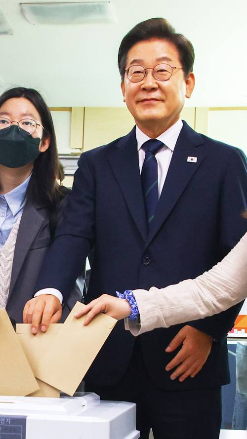 제21대 대통령선거 사전투표 첫날인 29일 더불어민주당 이재명 후보가 서울 서대문구 신촌동 주민센터에서 사전투표를 하고 있다. 2025.5.29 /연합뉴스