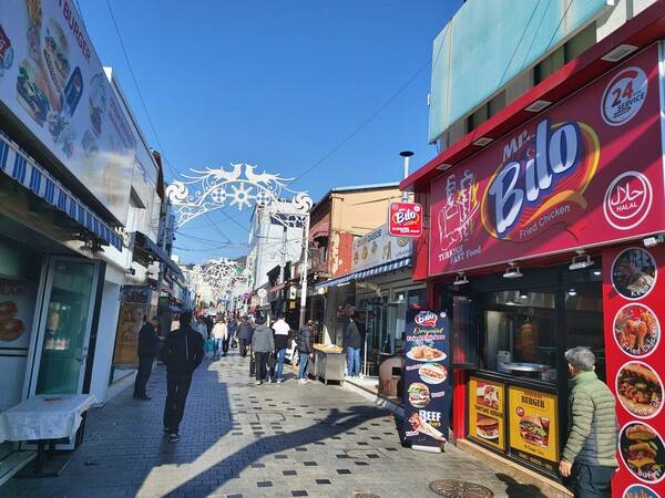 김해시 다문화인구의 증가로 다문화 상권이 형성되고 문화도 변화하고 있다.