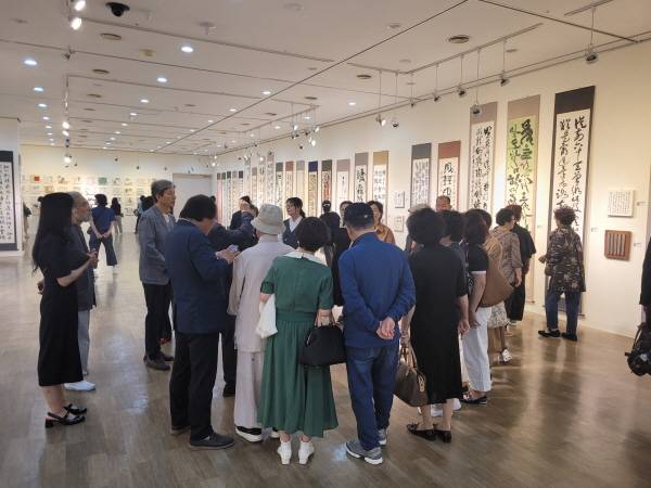 '경남서예의 빛을 잇다' 전시장에서 관람객들이 서예 작품을 관람하고 있다.