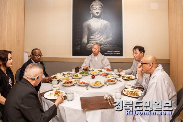 아시아육상경기 AA임원·각국 대표단들이 도리사에서 법등 스님과 환담을 나누고 있다. 사진=구미시 제공