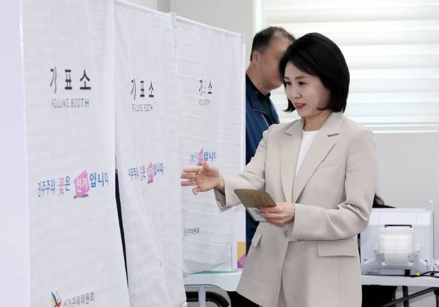 더불어민주당 이재명 대선 후보의 배우자 김혜경 여사가 제21대 대통령선거 사전 투표가 시작된 29일 오전 부산 동구 초량2동 행정복지센터에 마련된 사전 투표소에서 투표하고 있다. 정종회 기자 jjh@