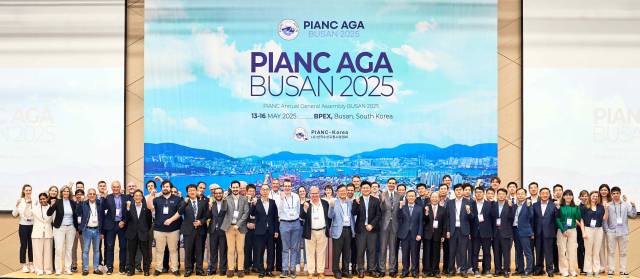 지난 16일 부산항국제전시컨벤션센터(BPEX)에서 국제수상교통시설협회(PIANC) 연차총회 프로그램 중 기술세미나를 마친 참가자들이 화이팅을 외치고 있다. 한국수상교통시설협회 제공