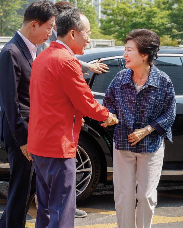 박근혜 전 대통령이 제21대 대통령선거 사전투표 첫날인 29일 대구 달성군 유가읍행정복지센터에 마련된 사전투표소에서 국민의힘 추경호 의원과 악수하고 있다. 정훈진 기자 jhj131@kyongbuk.com