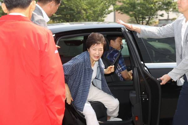 박근혜 전 대통령이 제21대 대통령 선거 사전투표 첫날인 29일 오전 대구시 달성군 유가읍 행정복지센터에 도착해 차에서 내리고 있다. 정훈진 기자 jhj131@kyongbuk.com