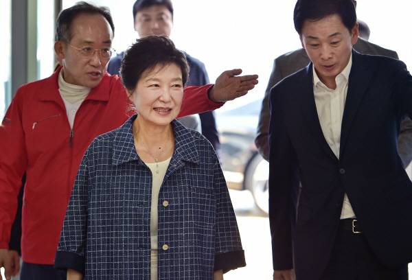 박근혜 전 대통령이 제21대 대통령선거 사전투표 첫날인 29일 대구 달성군 유가읍행정복지센터에 마련된 사전투표소에서 국민의힘 추경호, 유영하 의원과 함께 이동하고 있다. 정훈진 기자 jhj131@kyongbuk.com