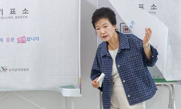 박근혜 전 대통령이 제21대 대통령 선거 사전투표 첫날인 29일 오전 대구 달성군 유가읍 행정복지센터에 마련된 사전투표소에서 투표하고 있다. 정훈진 기자 jhj131@kyongbuk.com