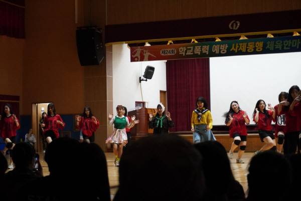 체육대회에서 그동안 갈고닦은 실력을 한껏 발휘하는 경주디자인고등학교 댄스동아리.