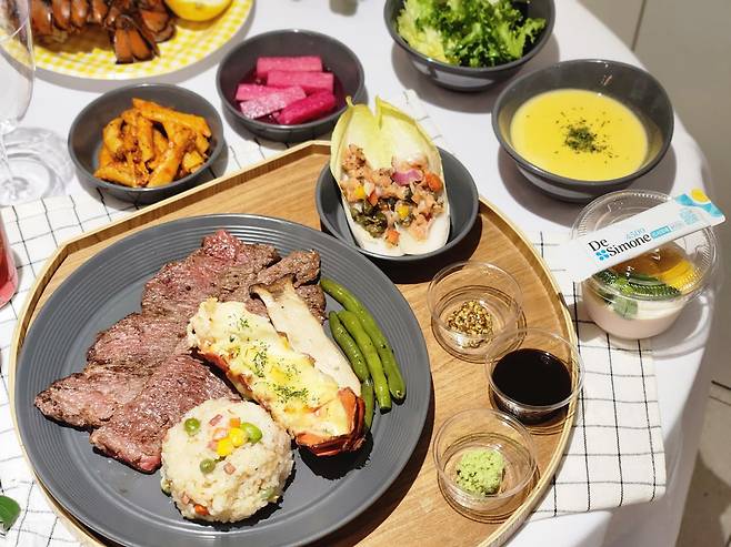 헥토그룹은 정기적으로 임직원들에게 특식을 제공한다. 최근에는 랍스터, 살치살 스테이크 등이 나왔다. 미쉐린 가이드에 선정된 인기 맛집과 협업메뉴도 제공한다. /사진 제공=헥토그룹