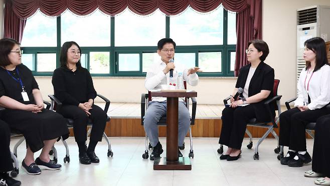 김문수 국민의힘 김문수 대선 후보가 29일 경기 안산시 초지종합사회복지관을 찾아 사회복지사들과 간담회를 하고 있다. (사진=연합뉴스)