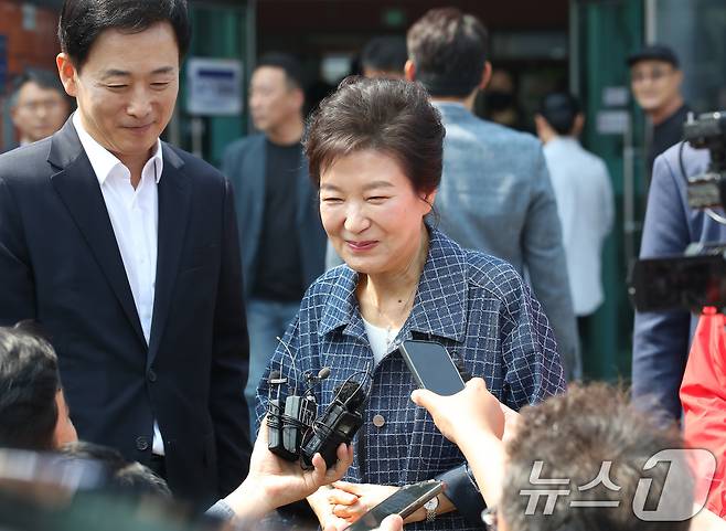 박근혜 전 대통령이 제21대 대통령선거 첫날인 29일 오전 대구 달성군 유가읍 행정복지센터에 마련된 사전투표소에서 투표를 마친 뒤 취재진 질문에 답하고 있다. 왼쪽은 유영하 국민의힘 의원. 2025.5.29/뉴스1 ⓒ News1 공정식 기자