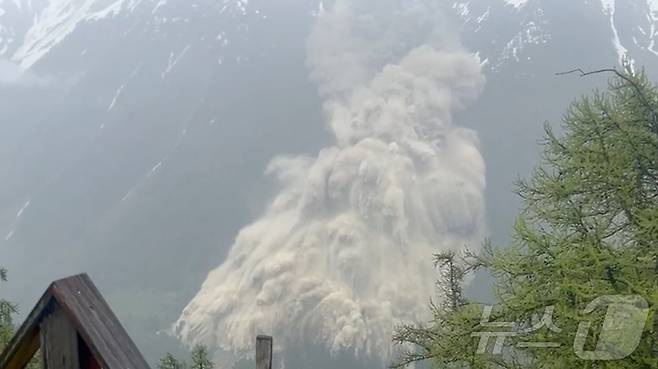 스위스 남부 발레주에서 28일(현지시간) 빙하 붕괴로 인한 산사태가 발생해 블라텐 마을을 덮쳤다. 2025.5.29. ⓒ 로이터=뉴스1