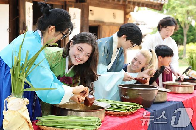 단오(음력 5월5일)를 이틀 앞둔 29일 서울 종로구 국립민속박물관에서 관광객들이 창포물에 머리 감기 체험을 하고 있다. 2025.5.29/뉴스1 ⓒ News1 신웅수 기자