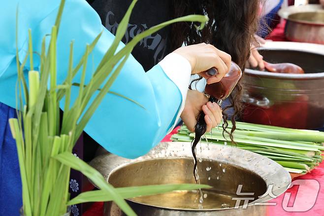 단오(음력 5월5일)를 이틀 앞둔 29일 서울 종로구 국립민속박물관에서 관광객들이 창포물에 머리 감기 체험을 하고 있다. 2025.5.29/뉴스1 ⓒ News1 신웅수 기자