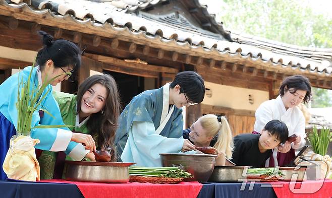 단오(음력 5월5일)를 이틀 앞둔 29일 서울 종로구 국립민속박물관에서 관광객들이 창포물에 머리 감기 체험을 하고 있다. 2025.5.29/뉴스1 ⓒ News1 신웅수 기자