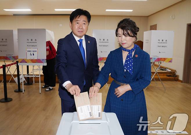 21대 대통령선거 사전투표 첫날인 29일 오전 오영훈 제주도지사와 부인 박선희 씨가 중문동에 마련된 투표소에서 투표함에 투표용지를 넣고 있다(제주도 제공.재판매 및 DB금지)2025.5.29/뉴스1 ⓒ News1 고동명 기자