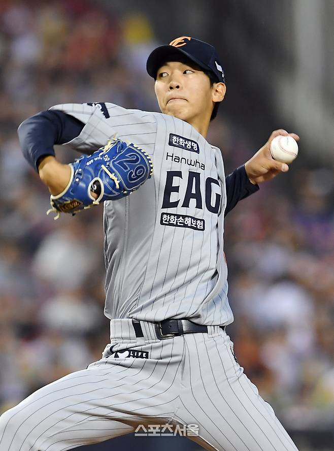 한화 황준서가 27일 잠실구장에서 열린 2025 KBO리그 LG와 경기에 선발 등판해 힘차게 공을 던지고 있다. 잠실 | 박진업 기자 upandup@sportsseoul.com