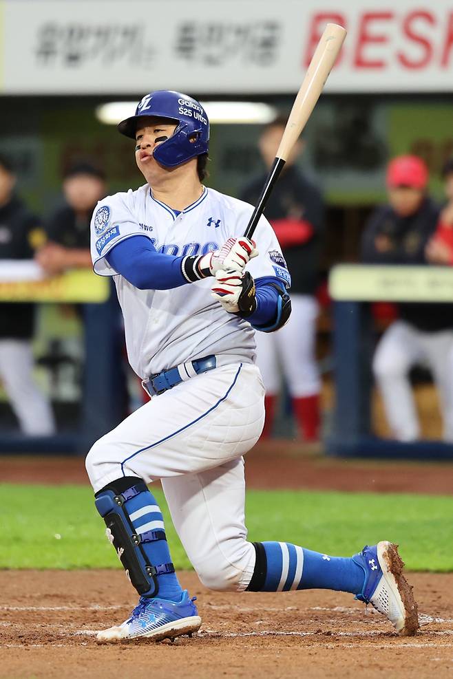 삼성 강민호가 24일 대구삼성라이온즈파크에서 열린 2025 KBO리그 KIA전에서 타격하고 있다. 사진 | 삼성 라이온즈