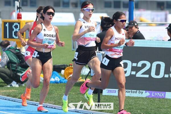29일 오전 경북 구미시민운동장에서 열린 '2025 구미아시아육상선수권대회' 여자부 10,000m 결선에 출전한 최정윤과 김도연이 레이스를 펼치고 있다. 사진┃강명호 기자