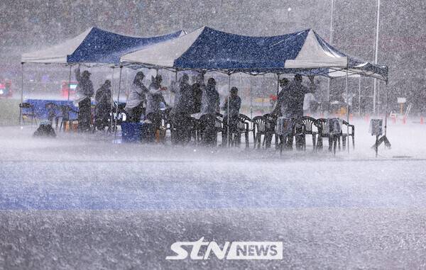 29일 오후 경북 구미시민운동장에서 열릴 예정이었던 '2025 구미아시아육상선수권대회'가 우천으로 인해 중단됐다. 사진┃강명호 기자