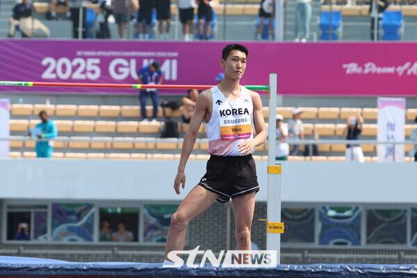 경북 구미시민운동장에서 열린 '2025 구미아시아육상선수권' 남자 높이뛰기 예선에 출전한 우상혁(29·용인시청). 사진┃강명호 기자