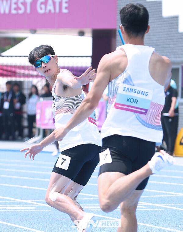 29일 경북 구미시민운동장에서 열린 '2025 구미아시아육상선수권대회' 남자 1600m 계주에 출전한 한국 남자 계주대표팀이 레이스를 펼치고 있다. 사진┃강명호 기자