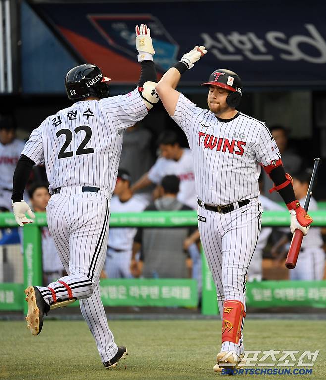 28일 잠실구장에서 열린 LG 트윈스와 한화 이글스의 경기. 4회말 1사 LG 김현수가 솔로포를 날린 뒤 환호하고 있다. 잠실=박재만 기자 pjm@sportschosun.com/2025.05.28/