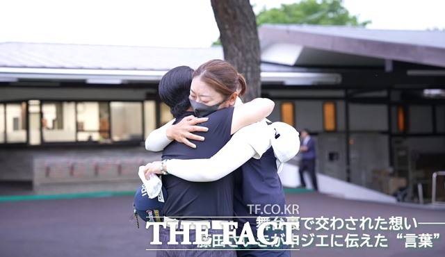 '베테랑의 품격'을 보여준 신지애(왼쪽)와 후지타 사이키의 경기 후 감동적 포옹이 화제를 낳고 있다/JLPGA 채널