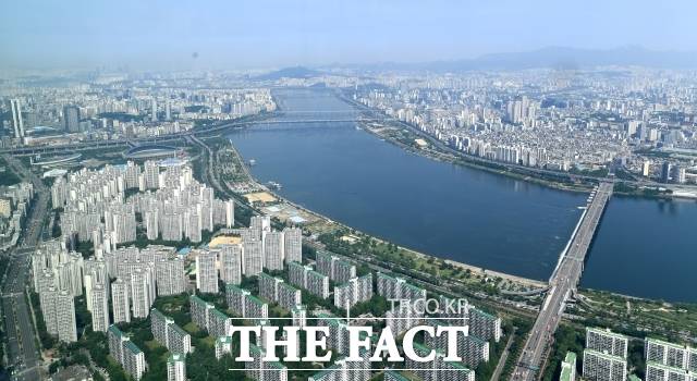 재건축 조합들은 분상제 적용으로 아파트 분양수익이 감소해 결국 조합원들의 이익을 나눠주는 형국이라고 주장한다. 특히 시세와의 차이가 큰 분양 단지는 청약 과열 양상을 보여 '로또 청약'이라고도 불린다. /더팩트 DB