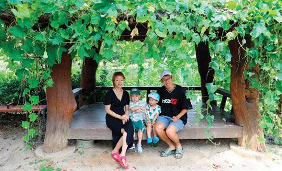 틀에 짜인 안정적인 삶에서 벗어나 자신이 진짜 원하는 것을 찾아 새로운 꿈을 꾸고 있는 박지원 씨. 두 아이에게도 쿨한 엄마다.