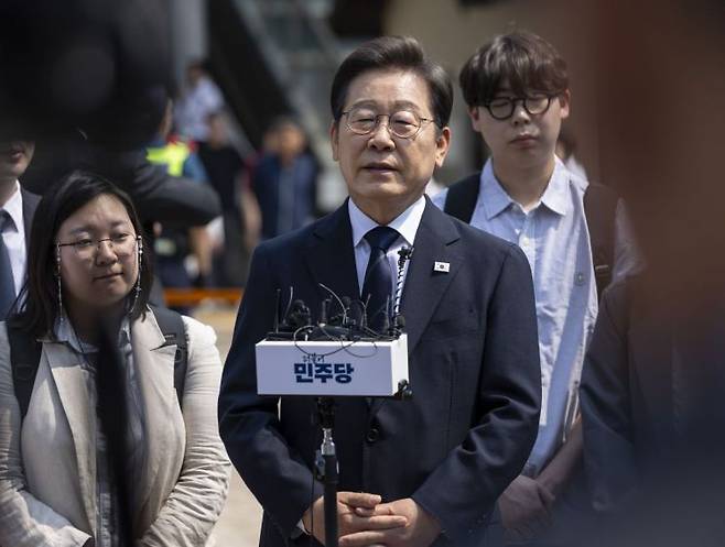 더불어민주당 이재명 대선후보가 21대 대통령선거 사전투표 첫날인 29일 서울 서대문구 신촌동 주민센터에서 투표를 마친 뒤 취재진과 인터뷰에서 질문에 답하고 있다. 연합뉴스