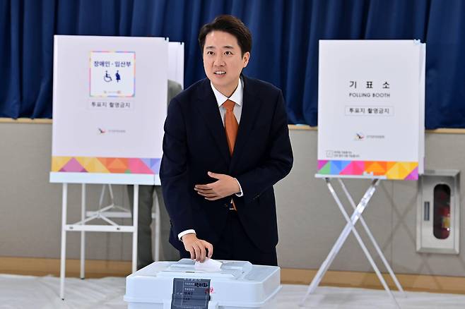 이준석 개혁신당 대통령 후보가 제21대 대통령선거 사전투표 첫날인 29일 오전 경기 화성시 동탄9동 행정복지센터에 마련된 사전투표소에서 투표를 하고 있다