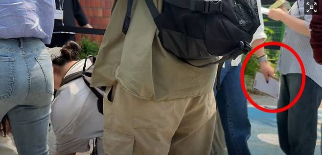 29일 오전 서울 서대문구 구·신촌동주민센터 사전투표소에서 한 유권자가 투표용지로추정되는 종이를 들고 있다./유튜브 애국청년 박준영 캡쳐